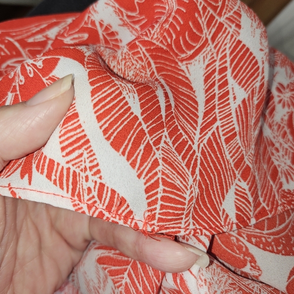 🔥🍍 FIRE SALE! H&M Red and white Floral Halter Blouse Size 8 - Picture 4 of 4